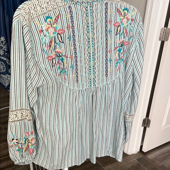 Johnny Was White and Blue Floral Embroidered Mandarin Collar Blouse - Picture 3 of 9